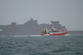 France, Basse Normandie, Manche, Cotentin, Cherbourg, grande rade bateau de pech naviguant dans le rade, mauvais temps, tempete, houle