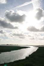 France, Basse Normandie, Manche, regneville sur mer, havre de regneville, ciel nuageux, cours d'eau, maree haute,