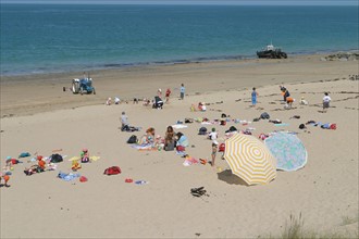 France, Basse Normandie, Manche, saint martin de brehal, plage, sable, baigneurs, parasols,