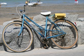 France, Basse Normandie, Manche, saint martin de brehal, plage, sable, velo sur un muret,