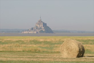 France, Basse Normandie, Manche, baie du Mont-Saint-Michel, a proximite de la maison de la Baie de Vains, paysage, panorama, balle de foin,