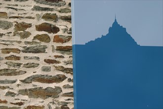 France, Basse Normandie, Manche, baie du Mont-Saint-Michel, maison de la Baie de Vains, logo Mont-Saint-Michel, mur de pierre,