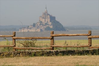 France, Basse Normandie, Manche, baie du Mont-Saint-Michel, a proximite de la maison de la Baie de Vains, paysage, panorama, maree basse, cloture de bois,