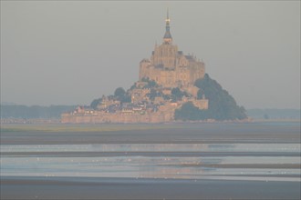 France, Basse Normandie, Manche, pays de la baie du Mont-Saint-Michel, 
le grouin du sud, panorama, maree basse, rochers,