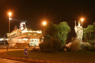 France, Basse Normandie, Manche, Cotentin, Cherbourg, port de commerce, depart de ferry de nuit
le Bretagne de Brittany ferries
rond point Minerve