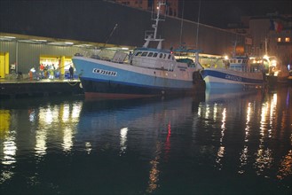 France, Basse Normandie, Manche, Cotentin, Cherbourg, bassin du commerce, nuit, chalutier a quai, lumieres de la ville,