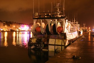 France, Basse Normandie, Manche, Cotentin, Cherbourg, bassin du commerce, nuit, chalutier a quai, lumieres de la ville,