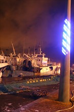 France, Basse Normandie, Manche, Cotentin, Cherbourg, bassin du commerce, nuit, chalutier a quai, lumieres de la ville, eclairage de Yann Kersale