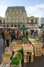 France, Basse Normandie, Manche, Cotentin, Cherbourg, centre ville, marche du jeudi matin 
place charles de gaulle, fruits et legumes, fontaine,