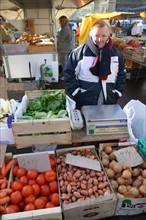 France, Basse Normandie, Manche, Cotentin, Cherbourg, centre ville, marche du jeudi matin 
place charles de gaulle, commercante, legumes,