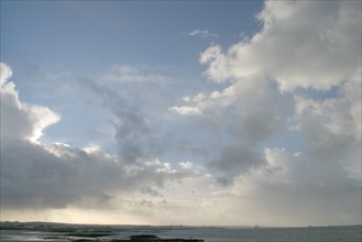 France, Basse Normandie, Manche, Cotentin, Cherbourg, grande rade est, panorama, ciel nuageux,
