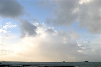 France, Basse Normandie, Manche, Cotentin, Cherbourg, grande rade est, fort de l'ile pelee, panorama, ciel nuageux,