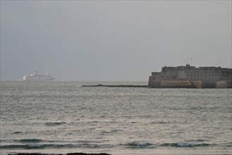 France, Basse Normandie, Manche, Cotentin, Cherbourg, grande rade est, fort de l'ile pelee et ferry brittany ferries,