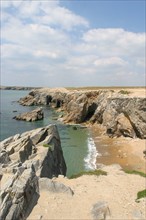 France, Bretagne, Morbihan, cote sauvage, presqu'ile de Quiberon, falaises, arches, rochers, plage, mer, nuages,