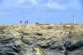 France, Bretagne, Morbihan, belle ile en mer, phare de goulphar, randonners, touistes, falaise,