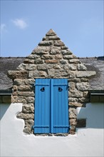 France, Bretagne, Morbihan, golfe du Morbihan, ile aux moines, maison du bourg, lucarne en pierre, volets bleus,