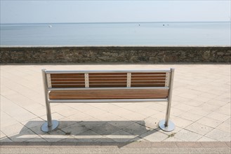 France, Bretagne, Morbihan, damgan, plage, banc public sur la promenade,