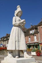 France, Basse Normandie, orne, pays d'auge ornais, vimoutiers, statue de marie harel qui aurait invente le camemembert lors de la revolution francaise, centre ville,