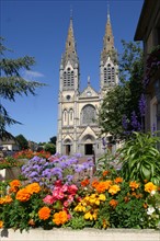 France, Basse Normandie, orne, pays d'auge ornais, vimoutiers, eglise, massif de fleurs,