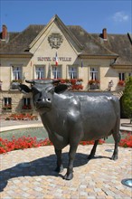 France, Basse Normandie, orne, pays d'auge ornais, vimoutiers, place de l'hotel de ville, sculpture, vache normande,