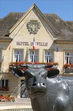 France, Basse Normandie, orne, pays d'auge ornais, vimoutiers, place de l'hotel de ville, sculpture, vache normande,