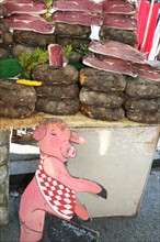 France, Basse Normandie, orne, laigle, marche du mardi, charcuterie, effigie cochon, jambon,