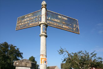 France, Basse Normandie, orne, pays d'auge ornais, ancien panneaux de direction, Medavy,