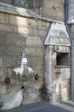France, Haute Normandie, Seine Maritime, Rouen, eglise saint Vivien, fontaine, construite en 1530
a droite le tour qui servait a introduire a l'eglise les nouveaux nes abandonnes