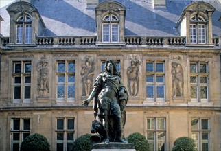 France, Paris 3e, le marais, hotel carnavalet, musee de l'histoire de Paris, 23 rue de sevigne, premiere cour, statue de Louis XIV,