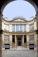 France, Paris 4e, ile saint louis, hotel lambert, hotel particulier prive, facade sur cour, entree, portique, colonnes,