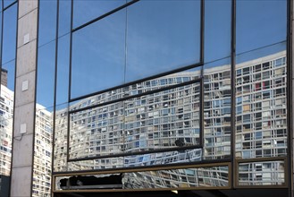 France, Paris 14e, Montparnasse, rue du Commandant Mouchotte, reflet d'un immeuble dans les vitres du Meridien Montparnasse, architecture, fenetres,