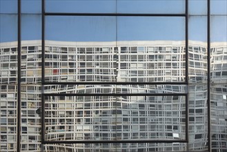 France, Paris 14e, Montparnasse, rue du Commandant Mouchotte, reflet d'un immeuble dans les vitres du Meridien Montparnasse, architecture, fenetres,
