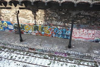 France, Paris 18e, ancienne voie ferree, petitie ceinture, rails, mur, graffitis, tags, graf, neige, quai, train, rue Belliard,