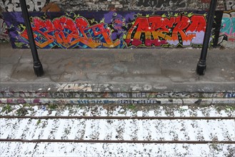 France, Paris 18e, ancienne voie ferree, petitie ceinture, rails, mur, graffitis, tags, graf, neige, quai, train, rue Belliard