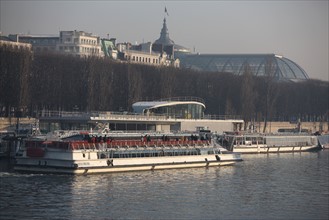 Paris 7e, pont de l'Alma, bateaux mouche du pont de l'Alma, la Seine, navires a quai, tourisme, croisiere fluviale, verriere du grand palais,