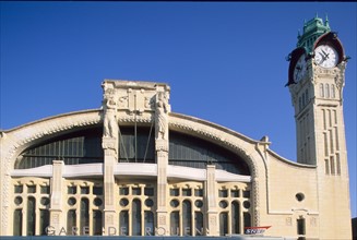 France, Haute Normandie, Seine Maritime, Rouen, gare SNCF rive droite, beton sncf, facade, decor, beffroi, horloge,