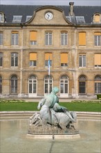 France, Haute Normandie, Seine Maritime, Rouen, jardins de l'hotel de ville, bassin, fontaine, statue, sculpture, facade sur jardin,