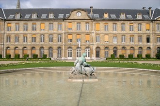 France, Haute Normandie, Seine Maritime, Rouen, jardins de l'hotel de ville, bassin, fontaine, statue, sculpture, facade sur jardin,