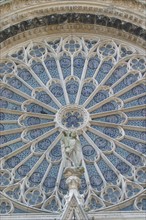 France, Haute Normandie, Seine Maritime, Rouen, art gothique, cathedrale notre dame, rosace au dessus du portail des libraires, statue,