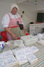 France, Haute Normandie, Seine Maritime, Rouen, fetes jeanne d'arc, mai 2005, marche medieval, costume traditionnel, commercante, fromages,