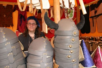 France, Haute Normandie, Seine Maritime, Rouen, fetes jeanne d'arc, mai 2005, marche medieval, commercant, casques viking,