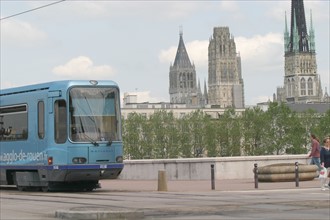 France, Haute Normandie, Seine Maritime, Rouen, metrobus, transport urbain, voie electrique, cathedrale Notre-Dame,