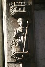 France, Haute Normandie, Seine Maritime, Rouen, rue Saint-Romain, maison a pans de bois, colombages, detail sculpture personnage,