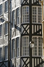 France, Haute Normandie, Seine Maritime, Rouen, rue Saint-Romain, maison a pans de bois, colombages, angle de rue, fenetres, habitat traditionel,