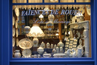 France, Haute Normandie, Seine Maritime, Rouen, rue Saint-Romain, faiencerie augy, vitrine, magasin, artisant, tradition,