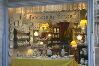 France, Haute Normandie, Seine Maritime, Rouen, rue Saint-Romain, faiencerie augy, vitrine, magasin, artisant, tradition,