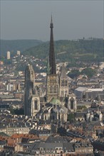 France, Haute Normandie, Seine Maritime, Rouen, cathedrale Notre-Dame, panorama depuis la cote sainte catherine, vue generale, tours, fleche,