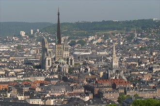 France, Haute Normandie, Seine Maritime, Rouen, cathedrale Notre-Dame, panorama depuis la cote sainte catherine, vue generale,