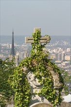 France, Haute Normandie, Seine Maritime, Rouen, cimetiere monumental surplombant la ville, fleche de la cathedrale notre dame,