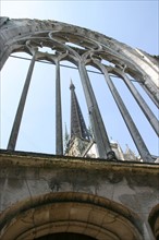 France, Haute Normandie, Seine Maritime, Rouen, rue Saint-Romain, vue sur la fleche de la cathedrale notre dame, voute, ogive,